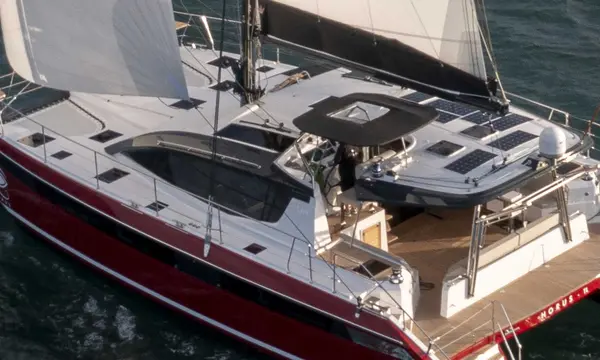 Privilège Details Protected Dual-Access Helm on 17.09m Signature 510