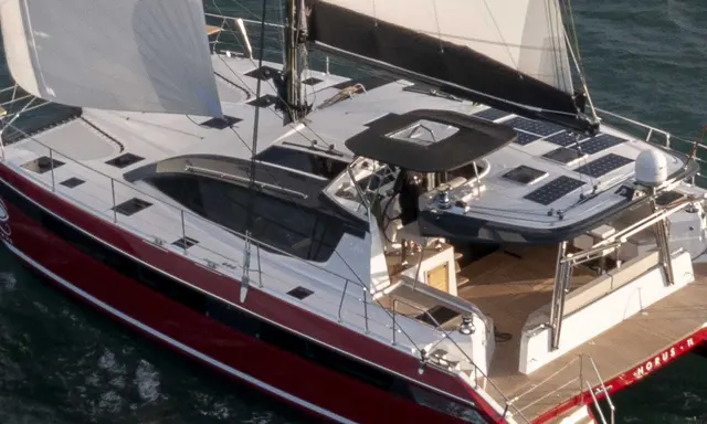 Privilège Details Protected Dual-Access Helm on 17.09m Signature 510