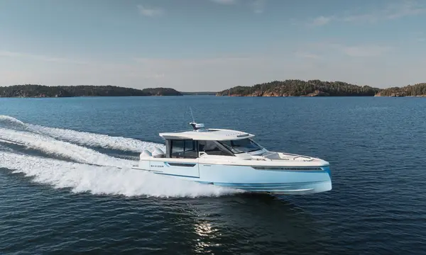 Saxdor 400 GTC Keeps 12.4m Enclosed Flagship at Up to 45 Knots