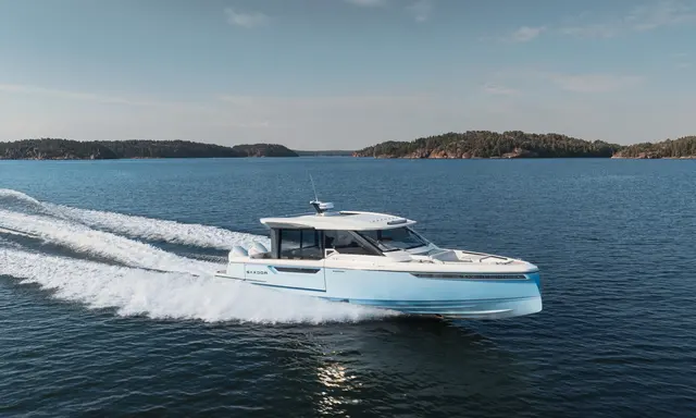 Saxdor 400 GTC Keeps 12.4m Enclosed Flagship at Up to 45 Knots