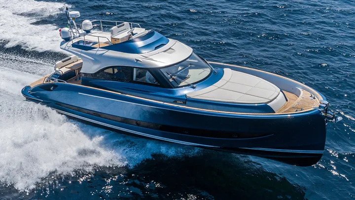 Official Solaris Power 48 Flybridge model image from Solaris Power.