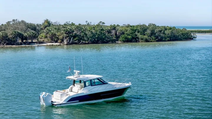 Official Tiara 39 LE model image from Tiara Yachts.