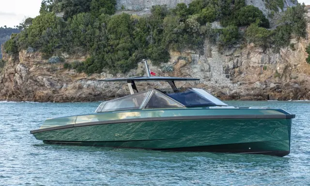 wallytender43 Keeps 13.2m Walkaround Formula at 40 Knots With Twin Volvo D6 Power