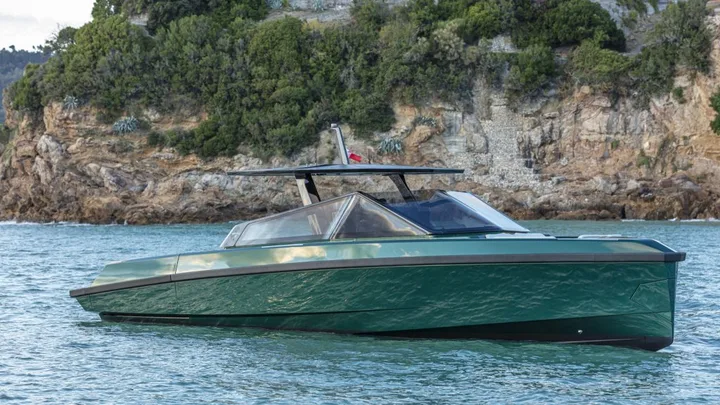 Official wallytender43 model image from Wally.